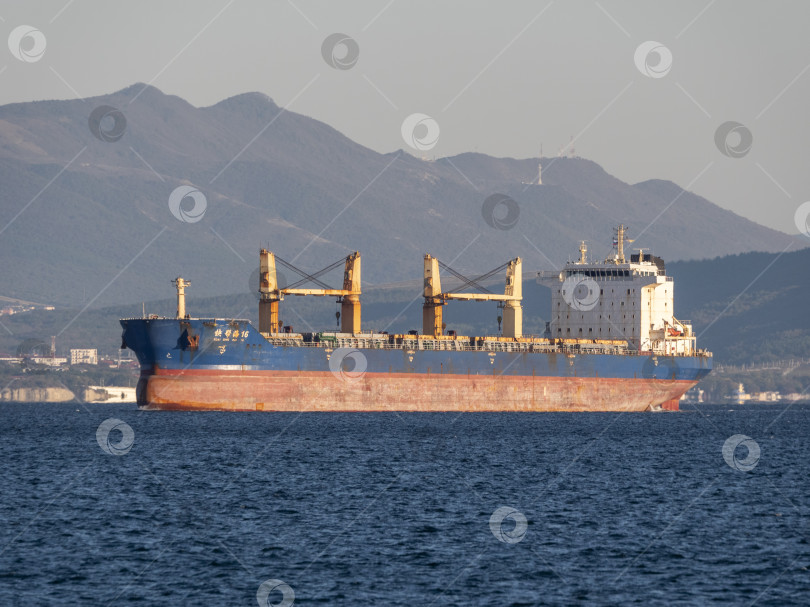 Скачать 22 августа 2025 года крупное грузовое судно Kual Bang Hai 16 заходит в порт Новороссийск, Россия. Коммерческое судно прибывает в черноморский порт. фотосток Ozero