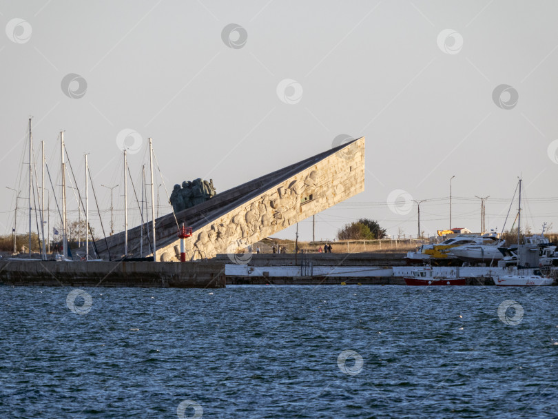 Скачать 22 августа 2025 года в Новороссийске, Россия, в память об их героизме во время Второй мировой войны установлен памятник безземельным солдатам. Исторический мемориал на побережье Черного моря фотосток Ozero