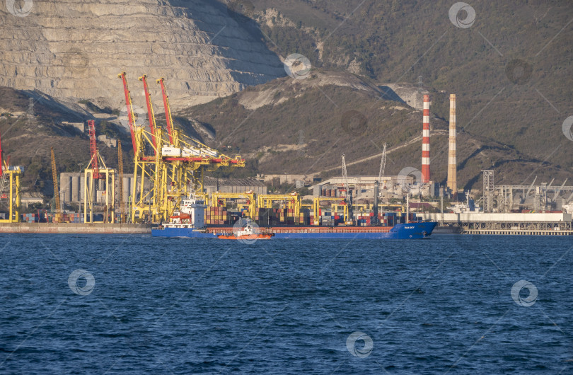 Скачать 22 августа 2025 года грузовое судно "Эге Бей" плывет по Черному морю недалеко от Новороссийска, Россия. Крупное коммерческое судно движется вдоль береговой линии фотосток Ozero