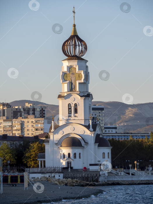 Скачать 22 августа 2025 года церковь Святого Николая на берегу Новороссийска, Россия. Историческое здание церкви недалеко от побережья Черного моря фотосток Ozero