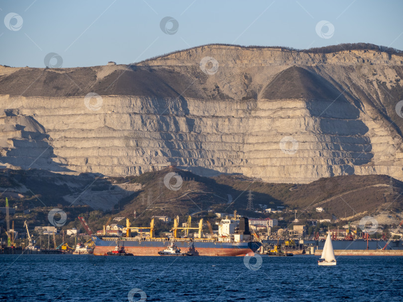 Скачать 22 августа 2025 года крупное грузовое судно Kual Bang Hai 16 заходит в порт Новороссийск, Россия. Коммерческое судно прибывает в порт Черного моря. фотосток Ozero