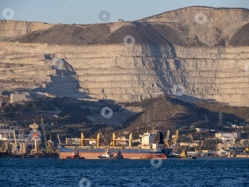 Скачать 22 августа 2025 года крупное грузовое судно Kual Bang Hai 16 заходит в порт Новороссийск, Россия. Коммерческое судно прибывает в черноморский порт. фотосток Ozero