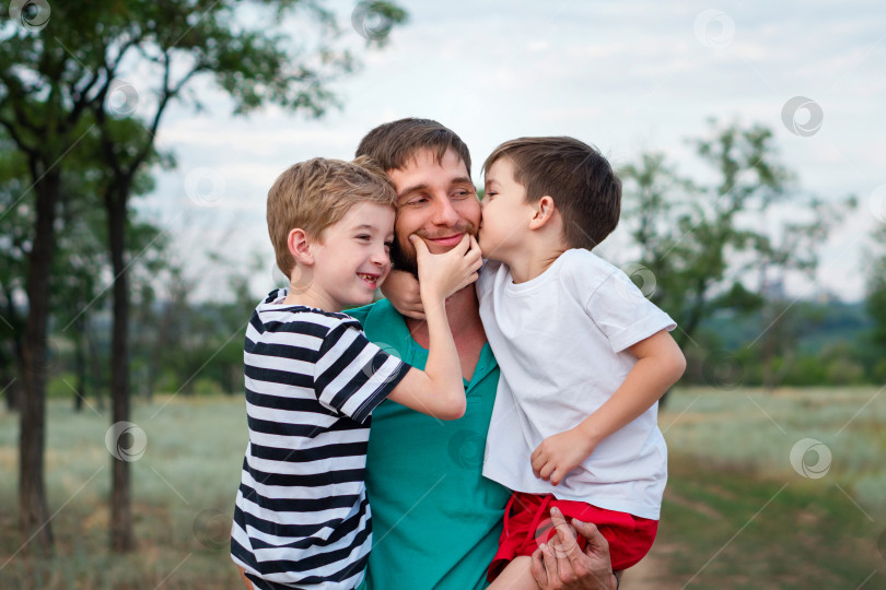 Скачать Любящий отец с двумя сыновьями на открытом воздухе фотосток Ozero