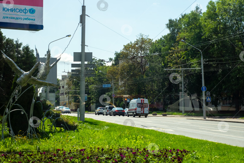 Скачать Беларусь, Минск - 21.07.2025: Городская уличная сцена с рекламным щитом Pepsi на видном месте фотосток Ozero