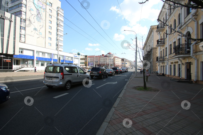 Скачать Беларусь, Минск - 22.09.2024: Оживленная городская улица. Оживленный городской проспект, заполненный транспортными средствами и витринами магазинов. фотосток Ozero