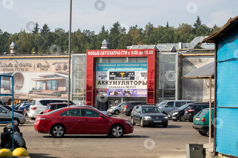 Скачать Беларусь, Минск - 22.09.2024: Городской автомобильный рынок. Яркая сцена автосалона на открытом воздухе. Солнечный свет освещает оживленную городскую автостоянку фотосток Ozero