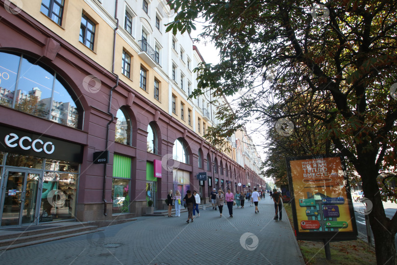 Скачать Беларусь, Минск - 22.09.2024: Атмосфера городского торгового района. Оживленный пешеходный коридор с магазинами и оживленной атмосферой фотосток Ozero