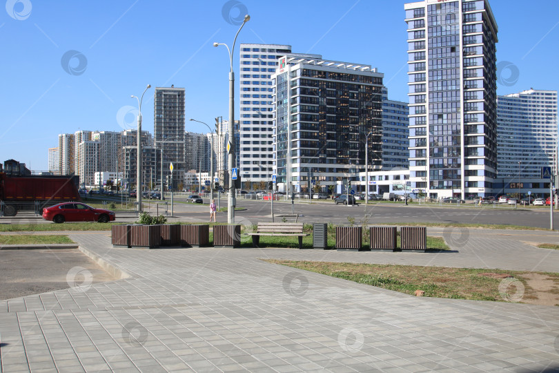 Скачать Беларусь, Минск - 22.09.2024: Городская открытая территория с элементами ландшафтного дизайна и доступными элементами дизайна для всеобщего пользования фотосток Ozero