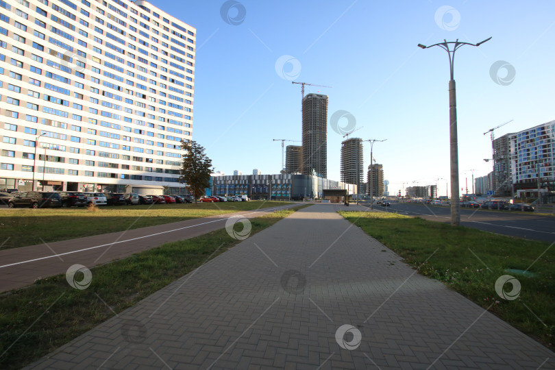 Скачать Беларусь, Минск - 22.09.2024: Городская застройка. Район застройки с современными квартирами и чистым небом. фотосток Ozero