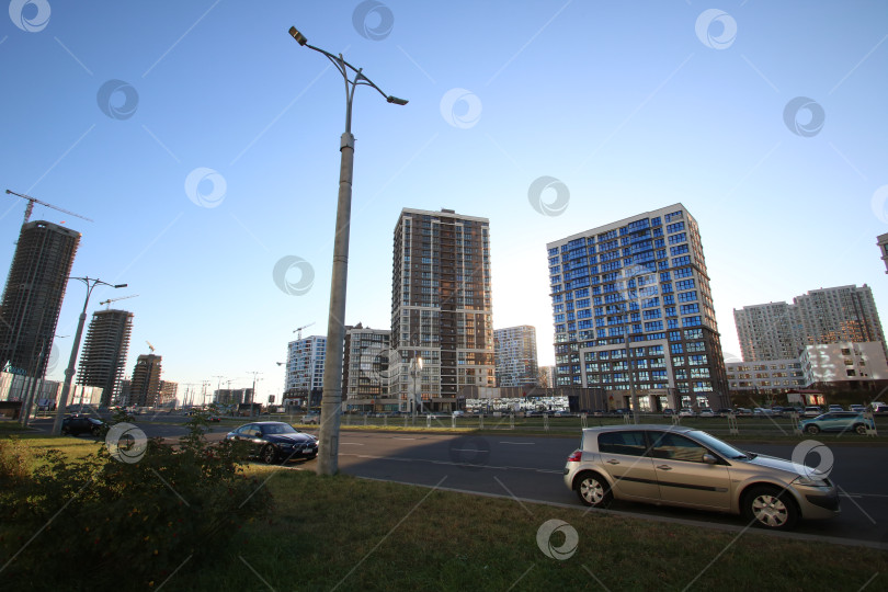 Скачать Беларусь, Минск - 22.09.2024: Городская транспортная сцена. Столичная сцена, показывающая припаркованный автомобиль и окружающую инфраструктуру фотосток Ozero