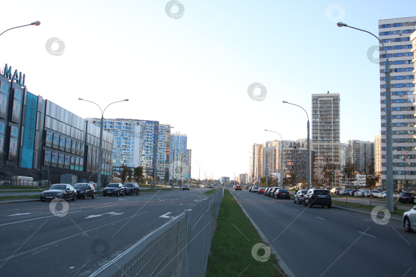 Скачать Беларусь, Минск - 22.09.2024: Городской проспект с оживленным движением. Широкая магистраль в центре города, обрамленная небоскребами и уличными фонарями фотосток Ozero