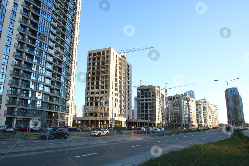Скачать Беларусь, Минск - 22.09.2024: Городской пейзаж. Современные высотные здания со стеклянными фасадами и просторными улицами фотосток Ozero