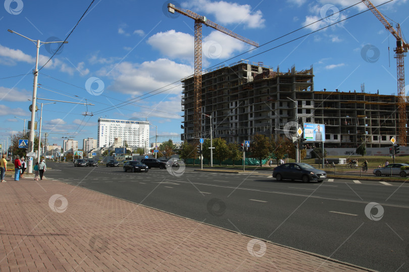 Скачать Беларусь, Минск - 22.09.2024: Городское строительство с использованием подъемных кранов. Строительные проекты продвигаются по всему городу. фотосток Ozero