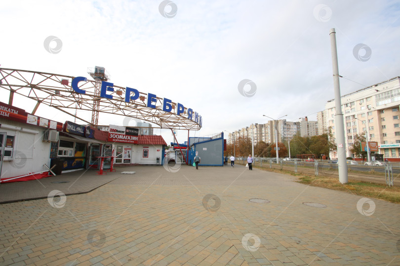 Скачать Беларусь, Минск - 22.09.2024: Безмятежный рынок под открытым небом под облаками. Тихая общественная площадь с продавцами и тихими улочками фотосток Ozero