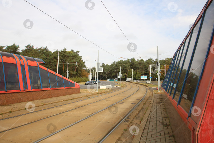 Скачать Беларусь, Минск - 22.09.2024: Заброшенный узел общественного транспорта с навесами и отдаленными пригородными проездами фотосток Ozero
