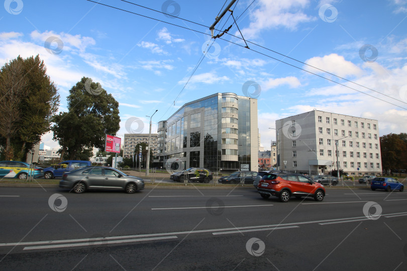 Скачать Беларусь, Минск - 22.09.2024: Оживленная городская улица. Городской проспект, запруженный транспортом и пешеходами. фотосток Ozero