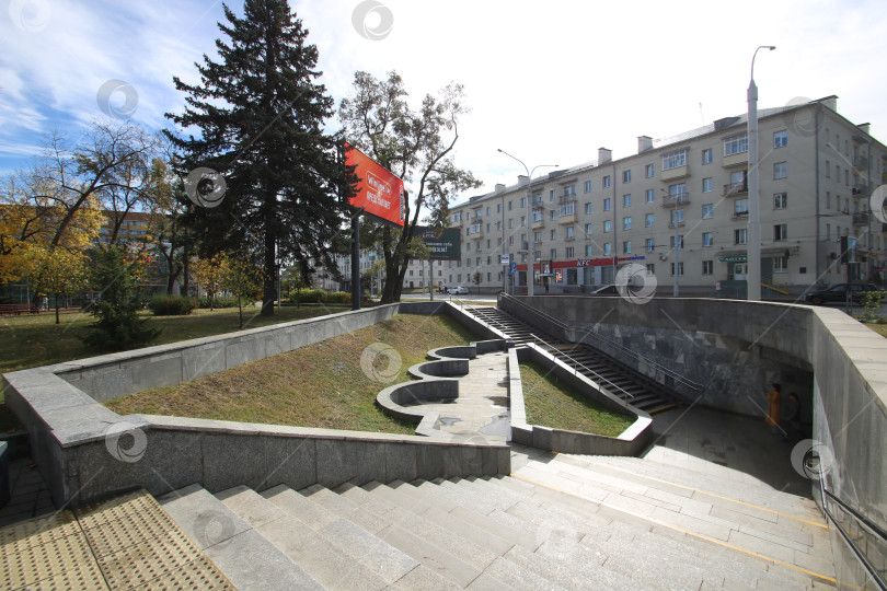 Скачать Беларусь, Минск - 22.09.2024: Городской мемориал. Городской парк с флагами. Тихая городская площадь со статуями и тенями фотосток Ozero