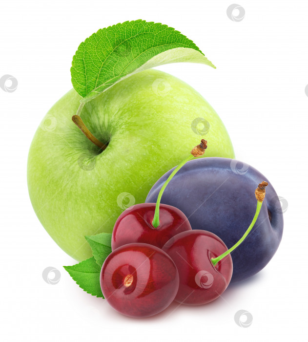 Скачать Красочная композиция с яблоками, сливами и вишней, выделенными на белом фоне с вырезанной дорожкой. фотосток Ozero