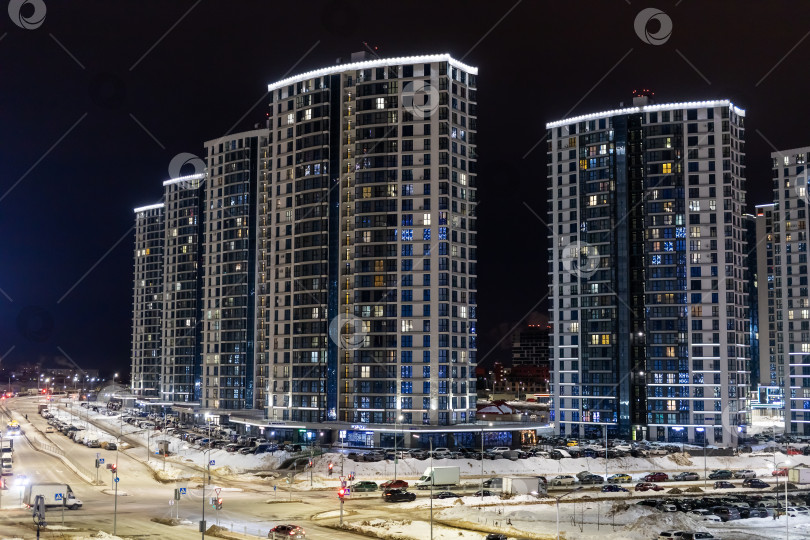Скачать Беларусь, Минск - 18.02.2026: Огни ночного города. Тихие городские улицы в свете фонарей холодной зимней ночи и отдаленное движение транспорта. фотосток Ozero