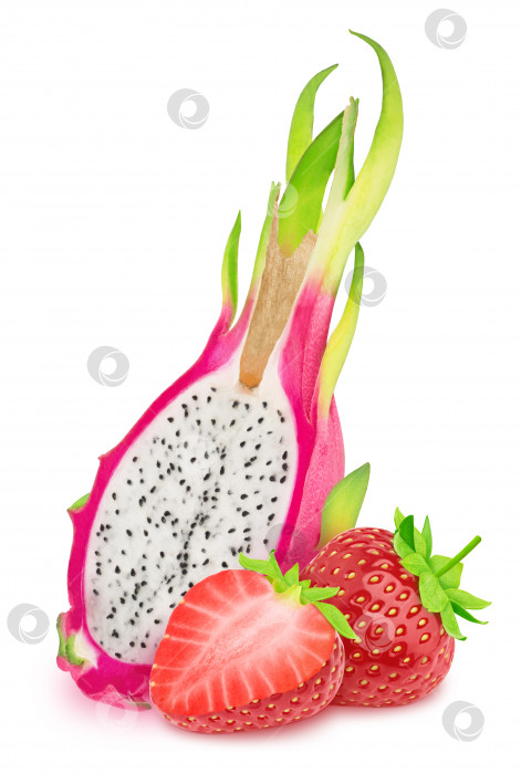 Скачать Красочная композиция с нарезанными драконьими фруктами и клубникой, выделенными на белом фоне с помощью вырезки. фотосток Ozero