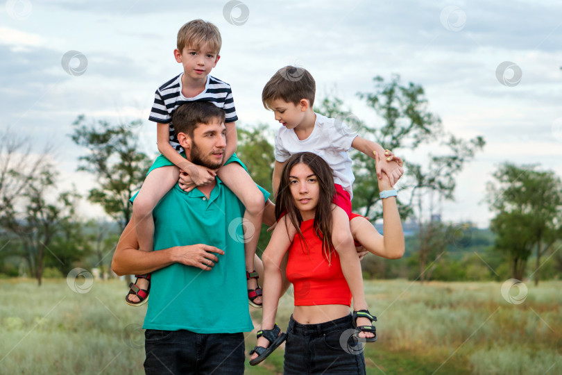 Скачать Семейная повседневная жизнь на открытом воздухе фотосток Ozero