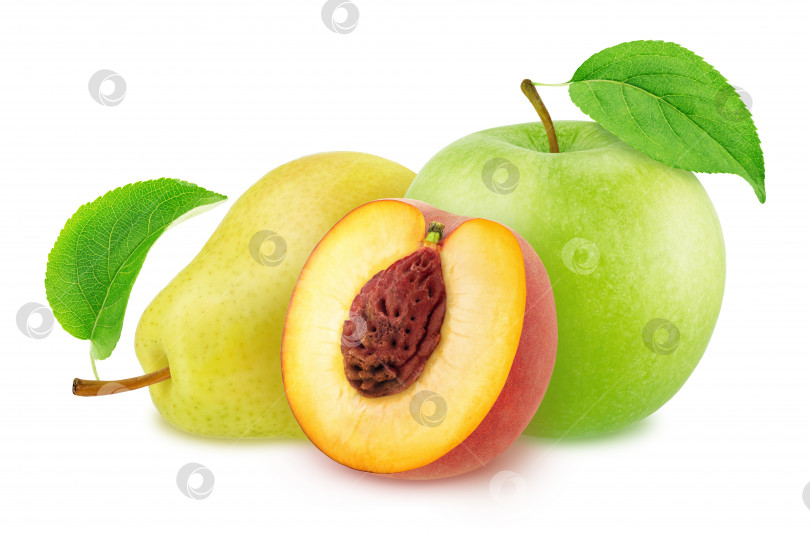 Скачать Композиция с яблоком, персиком и грушей, выделенными на белом фоне. фотосток Ozero