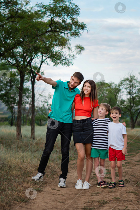 Скачать Семейная повседневная жизнь на открытом воздухе фотосток Ozero