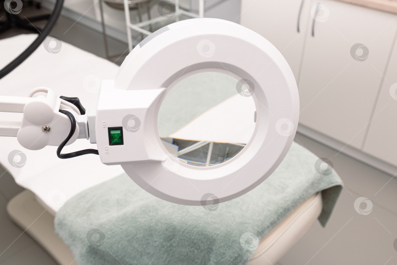 Скачать Увеличительная лампа в профессиональной медицинской клинике фотосток Ozero