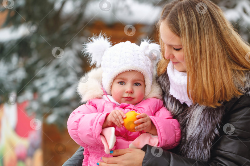 Скачать Мать и дочь-мандаринки. Зимние забавы. фотосток Ozero