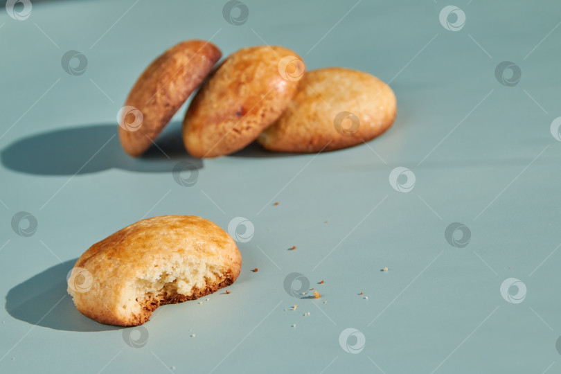 Скачать Золотисто-коричневое домашнее печенье на светло-голубом фоне фотосток Ozero