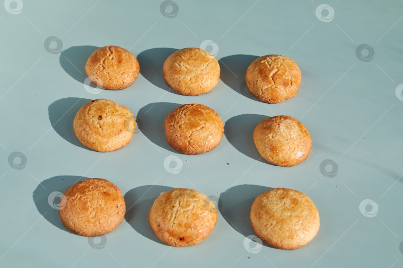 Скачать Печенье золотисто-коричневого цвета, расположенное в виде сетки на синем фоне фотосток Ozero