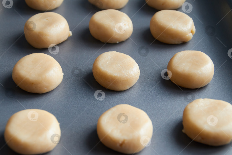 Скачать Шарики из непропеченного теста для печенья выложить на противень фотосток Ozero