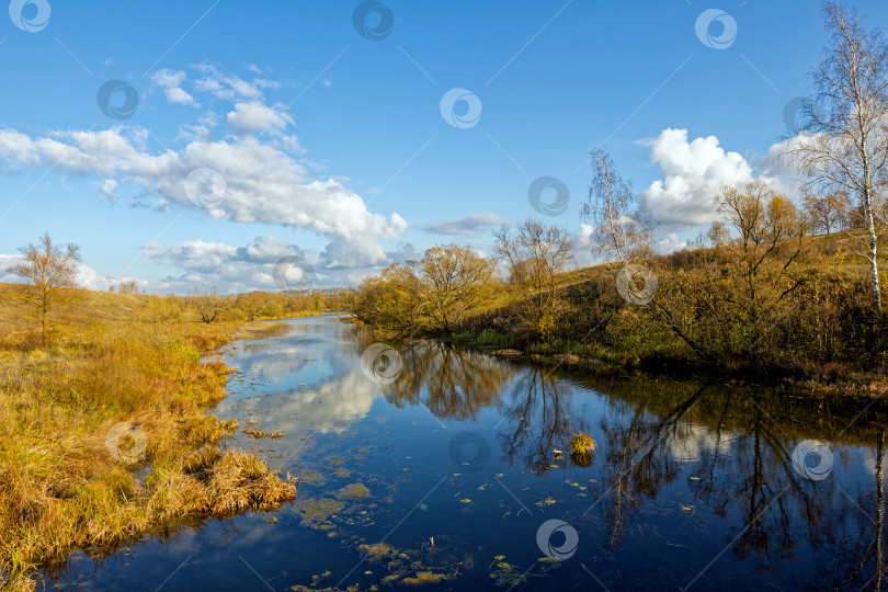 Скачать Небольшая речка недалеко от деревни в пасмурный осенний день фотосток Ozero