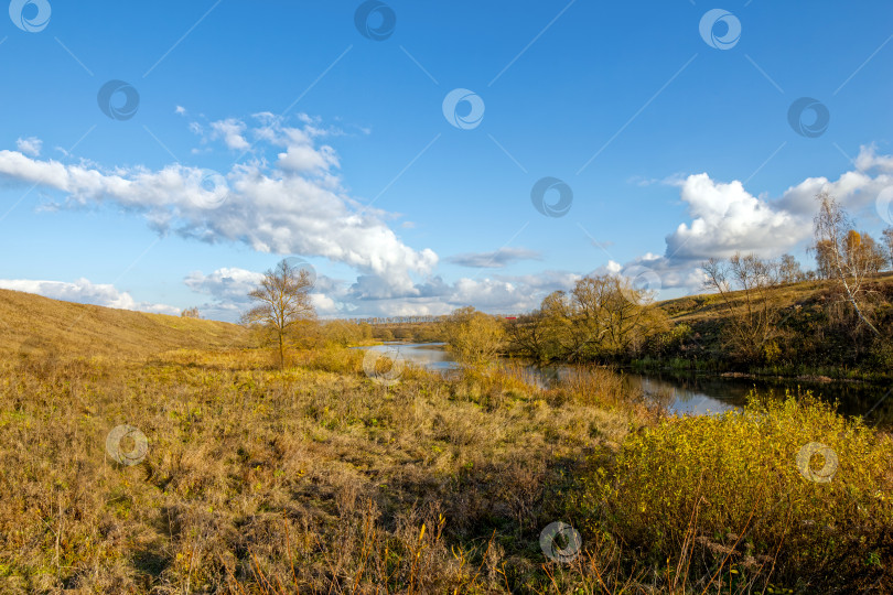 Скачать Небольшая речка недалеко от деревни в пасмурный осенний день фотосток Ozero