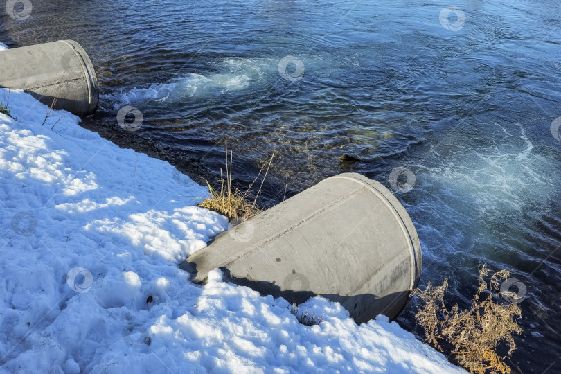 Скачать Две бетонные трубы, по которым течет вода фотосток Ozero