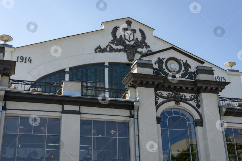 Скачать Фрагмент фасада исторического здания рынка в Саратове. фотосток Ozero