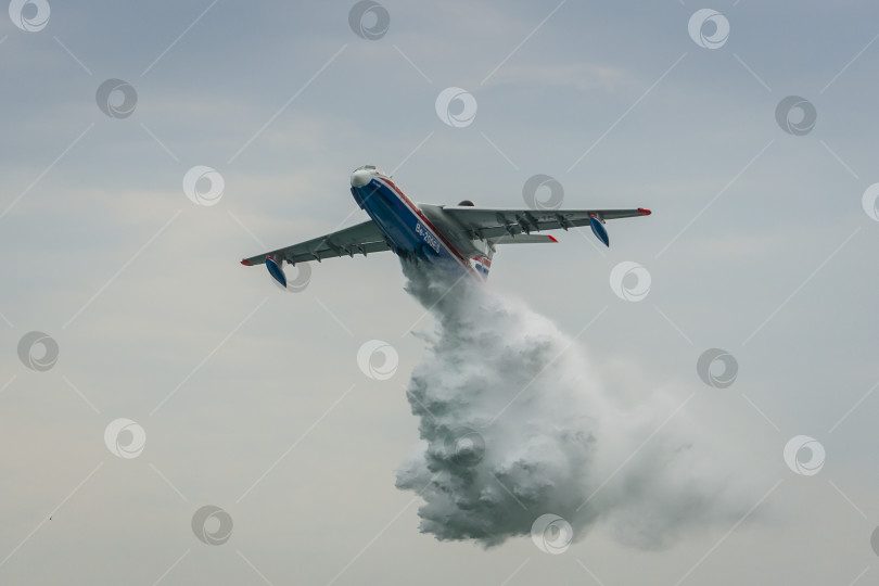 Скачать Многоцелевой самолет-амфибия Бе-200ЧС сбрасывает воду фотосток Ozero