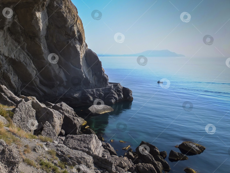 Скачать Крутые красивые горы и лазурные воды Черного моря у побережья поселка Новый Свет в Крыму. Голицынская или Соколиная тропа. фотосток Ozero