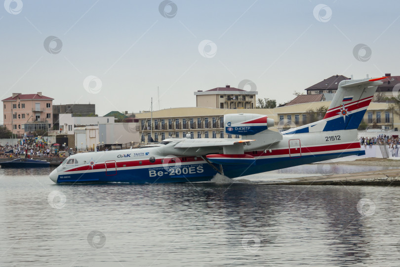 Скачать Бе-200ЧС опускается в гидросферу для дальнейшего взлета с поверхности Черного моря фотосток Ozero