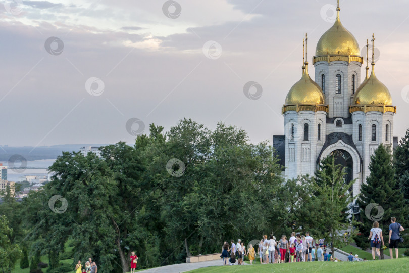 Скачать Волгоград, Россия - 4 августа 2018 года: Церковь Всех Святых на Мамаевом кургане, мемориальный комплекс Сталинградской битвы фотосток Ozero