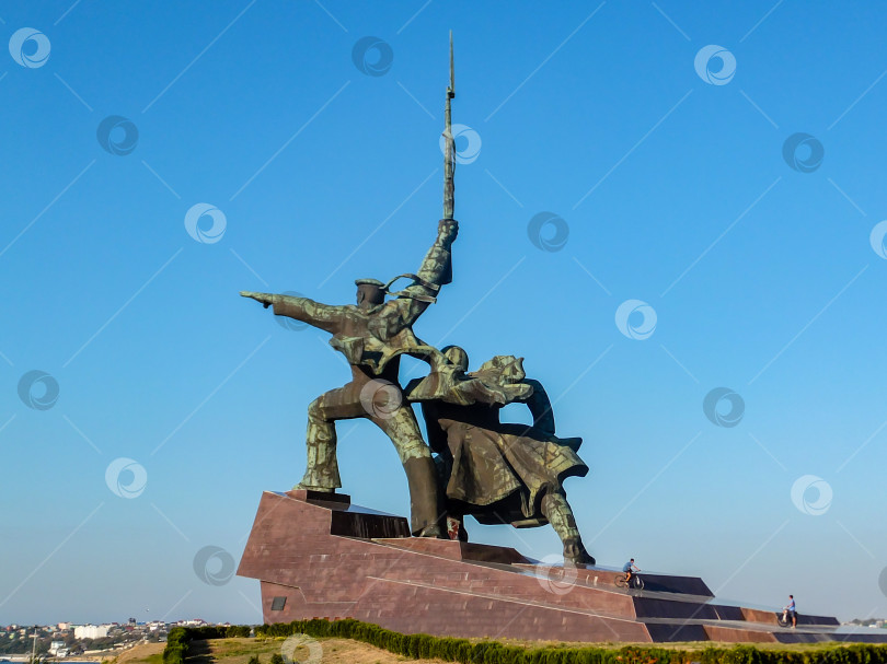 Скачать Памятник подвигу защитников Севастополя во время Второй мировой войны, морякам и солдатам, на холме мыса Хрустальный фотосток Ozero