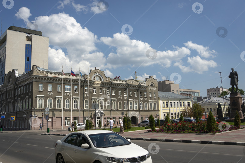 Скачать Слева - историческое здание мэрии Саратова. Справа - памятник Петру Столыпину. фотосток Ozero