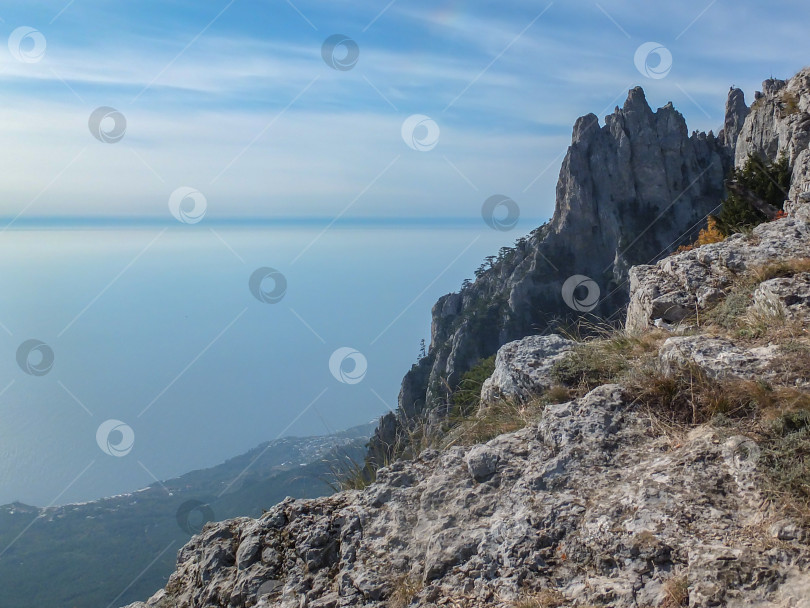 Скачать Вид с вершины Ай-Петри - самой высокой горы Крыма. Голубая вода Черного моря слева. Осенний пейзаж. фотосток Ozero