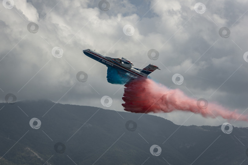 Скачать Геленджик, Россия - 5 сентября 2018 года: Многоцелевой самолет-амфибия Бе-200ЧС на Гидроавиасалоне (Gidroaviasalon) 2018, 12-й международной выставке и научной конференции по гидроавиации фотосток Ozero