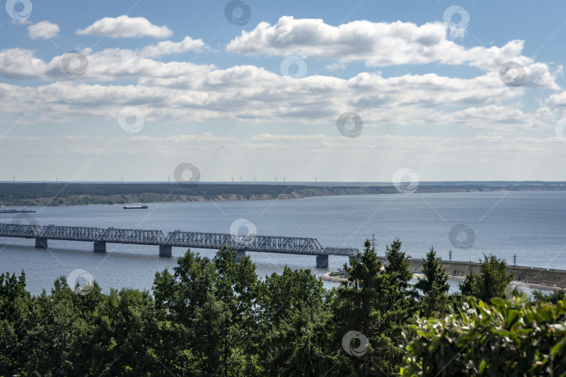 Скачать Старый императорский мост через Волгу в Ульяновске. Мост был построен в 1916 году. Зеленые берега и голубая гладь реки фотосток Ozero