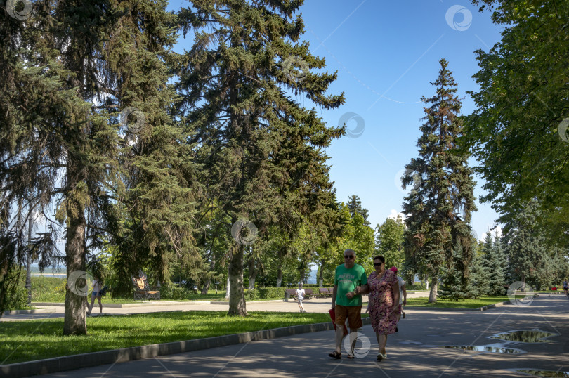 Скачать Набережная крупнейшего промышленного города на Волге Самары. Здесь всегда отдыхают люди. фотосток Ozero