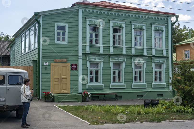 Скачать Ульяновск, Россия - 10 августа 2018 года: Вход в гардероб дома-музея Ленина в Симбирске (Ульяновск). фотосток Ozero
