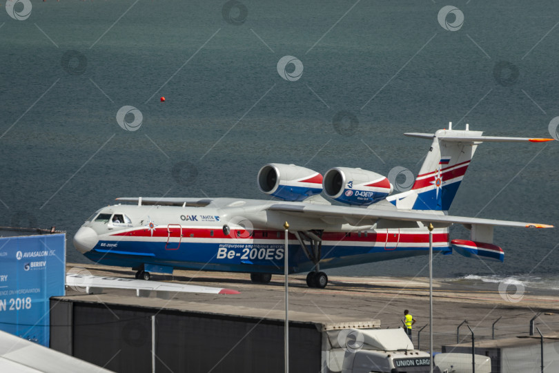 Скачать Геленджик, Россия - 5 сентября 2018 года: Многоцелевой самолет-амфибия Бе-200ЧС на Гидроавиасалоне (Gidroaviasalon) 2018, 12-й международной выставке и научной конференции по гидроавиации фотосток Ozero