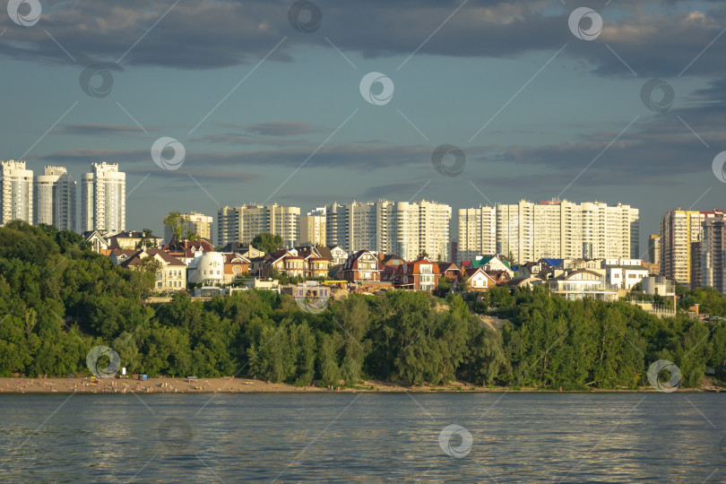 Скачать Панорама Самары и набережной города. Вид с Волги на закате дня. фотосток Ozero