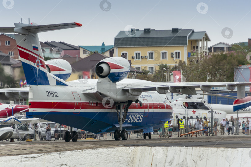 Скачать Самолет-амфибия Бериева Бе-200ЧС возвращается на базу фотосток Ozero